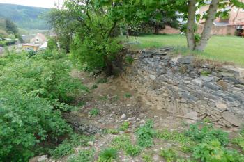 fragment hradební zdi na východní straně města (© Milan Caha 05/2020)