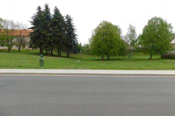 pozůstatek příkopu na východní straně města (© Milan Caha 05/2020)