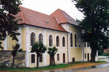 Zámek ve Varvažově (2000 ©Jiří Cukr)