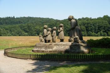 Ratibořice - pomnik Babičky (© Jiří Špaček 07/2008)