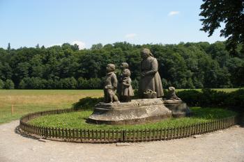 Ratibořice - pomník Babičky (© Jiří Špaček 07/2008)