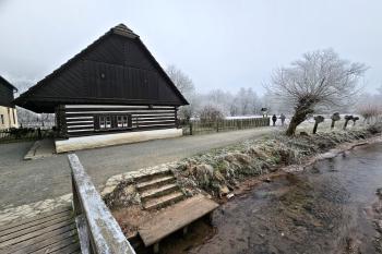 Staré bělidlo přes mlýnský náhon (© Jan P. Štěpánek  01/2025)