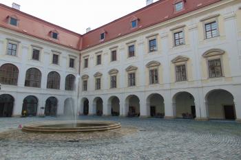 Východní vnitřní nároží zámeckého nádvoří (© Dušan Dohňanský  07/2021)