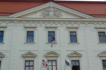 Středový mělký rizalit v záp. průčelí (© Dušan Dohňanský  07/2021)