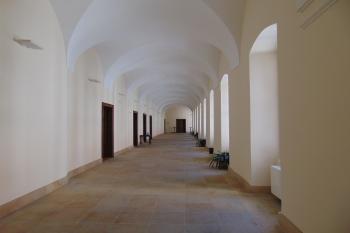Přízemní arkádová chodba (© Dušan Dohňanský  07/2021)