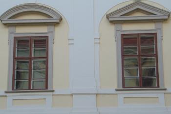 Detail nadokenních frontonů (© Dušan Dohňanský  07/2021)
