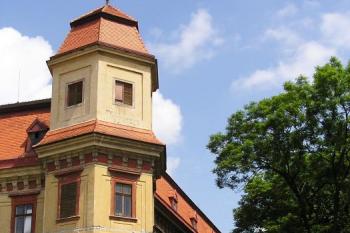 jihovýchodní průčelí zámku ( © Jan P. Štěpánek 05/2008)