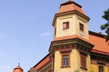 vstupní průčelí zámku od jihu ( © Jan P. Štěpánek 05/2008)