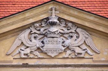 pískovcový znak ve štítě hlavního průčelí ( © Jan P. Štěpánek 05/2008)