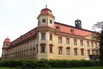 celkový pohled na zámek v Holešově od západu ( © Jan P. Štěpánek 05/2008)