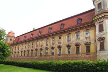 severozápadní průčelí zámku v Holešově ( © Jan P. Štěpánek 05/2008)