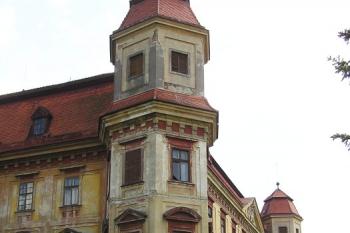 hlavní průčelí zámku s nárožními věžicemi od severozápadu ( © Jan P. Štěpánek 05/2008)