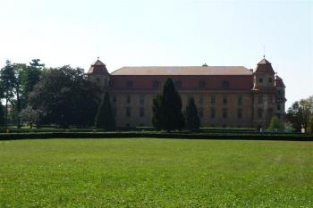 Holešov -  areál zámku od zahrady v přiblížení (© Karel Světlík, 01/2010)
