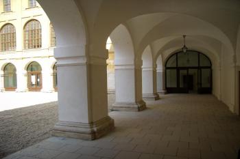 opravené podloubí na zámeckém nádvoří (© Petr Pospíšil, 08/2010)