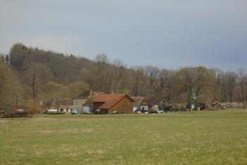 celkový pohled ze silnice Komářice - Sedlo (© Marcela Váňová 04/2021)
