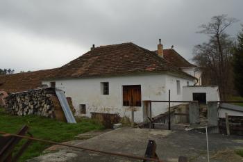 budova mlýna s přítokovým žlabem od Hamerského rybníka (© Marcela Váňová 04/2021)