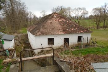 budova hamru od Hamerského rybníka s přítokovým žlabem (© Marcela Váňová 04/2021)