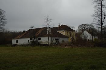 budova hamru, uprostřed obytná budova s mlýnem a vpravo hospodářské stavení (© Marcela Váňová 04/2021)