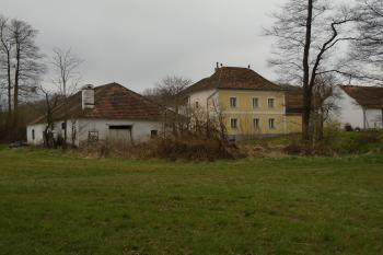 budova hamru, uprostřed obytná budova s mlýnem a vpravo hospodářské stavení (© Marcela Váňová 04/2021)