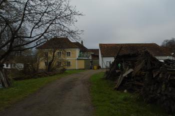 pohled z příjezdové cesty (© Marcela Váňová 04/2021)