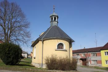 Půlkruhový závěr kaple z 19. století. (© Luděk Vláčil 04/2021)