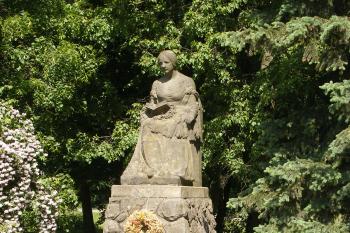Socha Boženy Němcové ve Zlíči (© Jiří Špaček 05/2012)