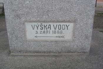 povodňová deska z r. 1888 z jihu (© Marcela Váňová 04/2021)