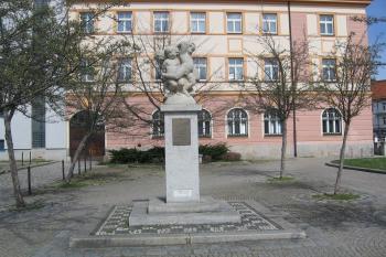 pohled z jihozápadu, v pozadí budova hlavní pošty (© Marcela Váňová 04/21)