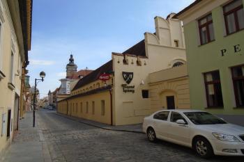 západní průčelí s cimbuřím a obloučkovým středním štítem (© Marcela Váňová 04/2021)