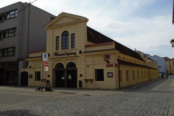 hlavní průčelí se vstupním portálem ze severovýchodu (© Marcela Váňová 04/2021)