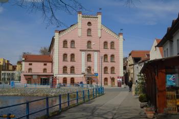 hlavní průčelí s turbínovým přístavkem (vlevo) od jihu (© Marcela Váňová 04/2021)