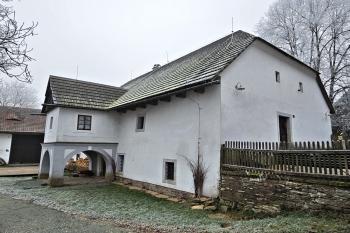 nádvorní průčelí Rudrova mlýna (© Jan P. Štěpánek  01/2025)
