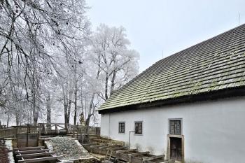 dřevěné vantroky na mlýnská kola mlýna (v pozadí) a mandlu (© Jan P. Štěpánek  01/2025)