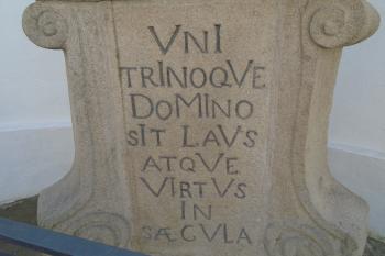 donační nápis na podstavci sloupu N. Trojice (© Marcela Váňová 04/2021)