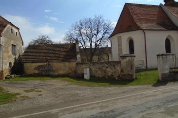 márnice bývalého hřbitova se zbytky původní ohradní zdi (© Marcela Váňová 04/2021)