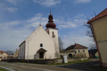pohled na kostel ze severozápadu s bočním vstupem (© Marcela Váňová 04/2021)