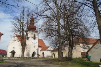 celkový pohled na kostel s farou (vpravo) z jihozápadu (© Marcela Váňová 04/2021)