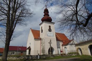 pohled na kostel z jihu, v popředí kamenný kříž (© Marcela Váňová 04/2021)