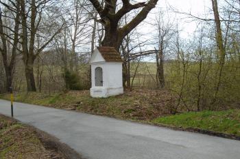 pohled na kapličku od severozápadu (© Marcela Váňová 04/2021)