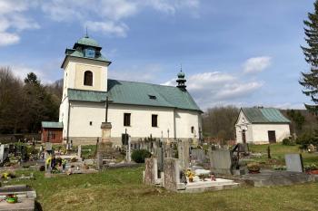 kostel Njsvětější Trojice v Horních Štěpanicích (© Jiří Čížek 04/2021)