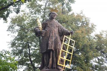 Socha sv. Vavřince na cestě na kostelní vrch v Mimoni. (© Pavel Vítek 09/2018)