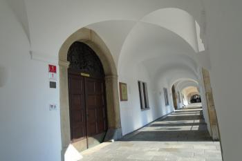 levý vstupní portál do budovy radnice, vpozadí za dvěma okny pravý - obdobný (© Marcela Váňová  06/2021)