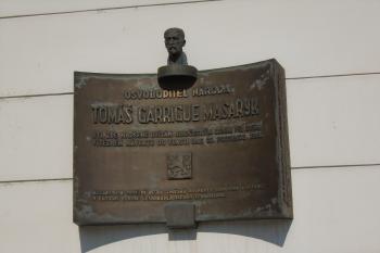 pamětní deska prvního prezidenta Tomáše Garrigue Masaryka po jeho příjezdu do nové republiky (23.12.1918) (© Marcela Váňová  06/2021)