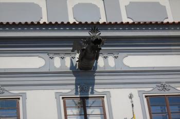 ozdobný chrlič v podobě dračích hlav na průčelí (© Marcela Váňová  06/2021)