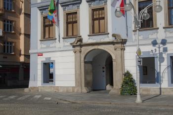 levý vstupní portál v průčelí do podloubí (© Marcela Váňová  06/2021)