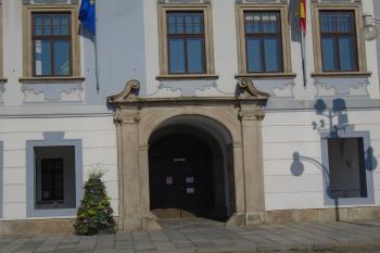 pravý vstupní portál v průčelí do podloubí (© Marcela Váňová  06/2021)