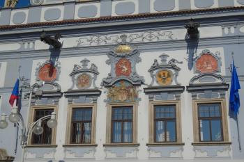 nad prostředním oknem městský znak v podobě z roku 1648, kdy byl upraven císařem Ferdinandem III. (© Marcela Váňová  06/2021)