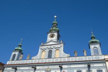 vrchol průčelí radnice se třemi věžemi (prostřední s hodinami a zvonkohrou) a sochami od J.Dietricha (© Marcela Váňová  06/2021)
