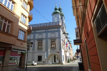 gotický portál na boční straně do podloubí (© Marcela Váňová  06/2021)