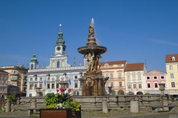 hlavní průčelí radnice od východu, vpopředí kašna Samson (© Marcela Váňová  06/2021)